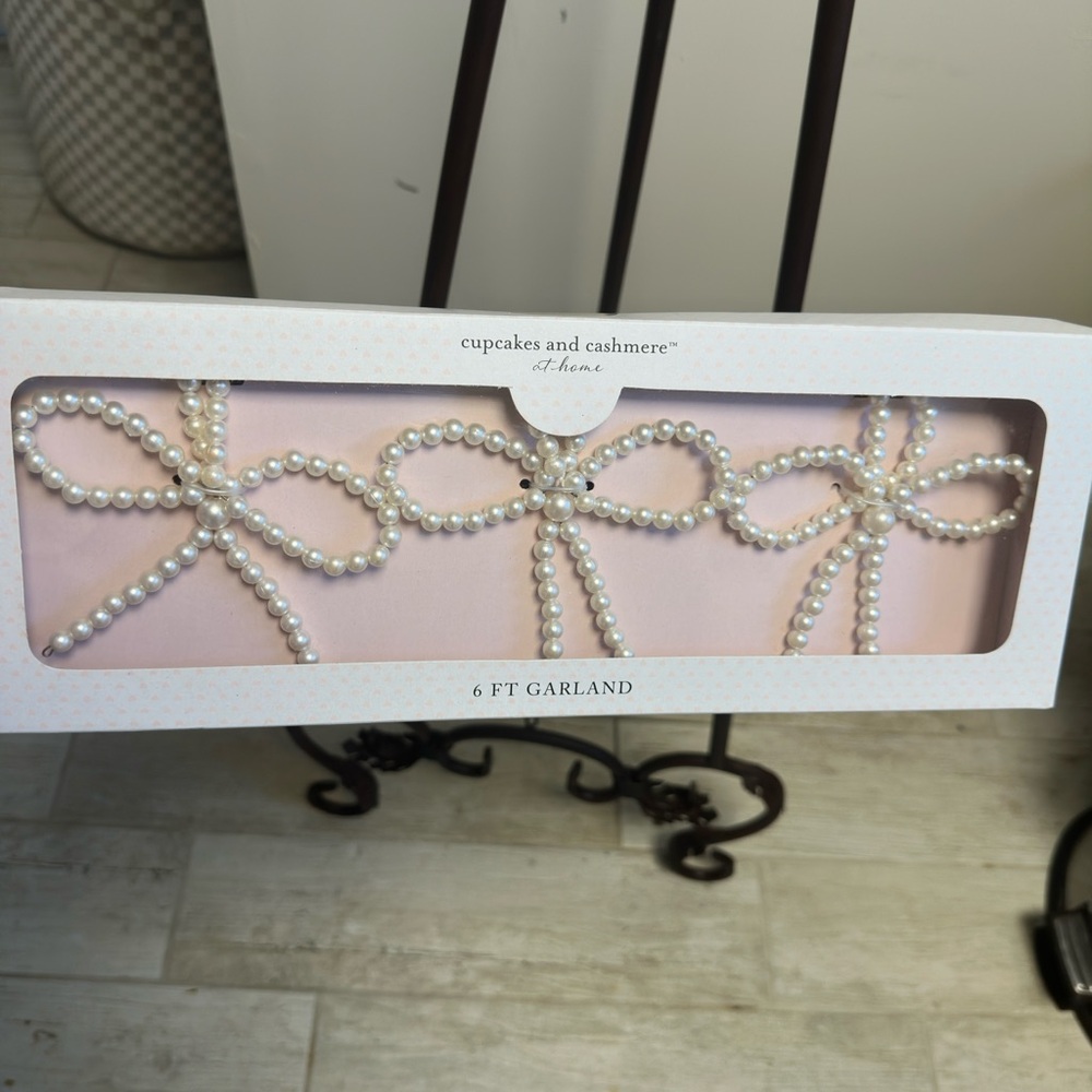Cupcakes & Cashmere Elegant Pearl Garland